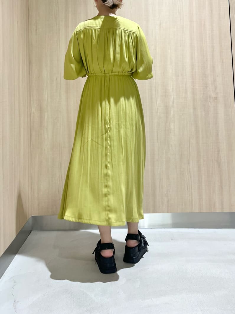 ブラック系のサンダル、イエロー系のワンピースを着用したレディースの春コーディネートの4枚目の写真