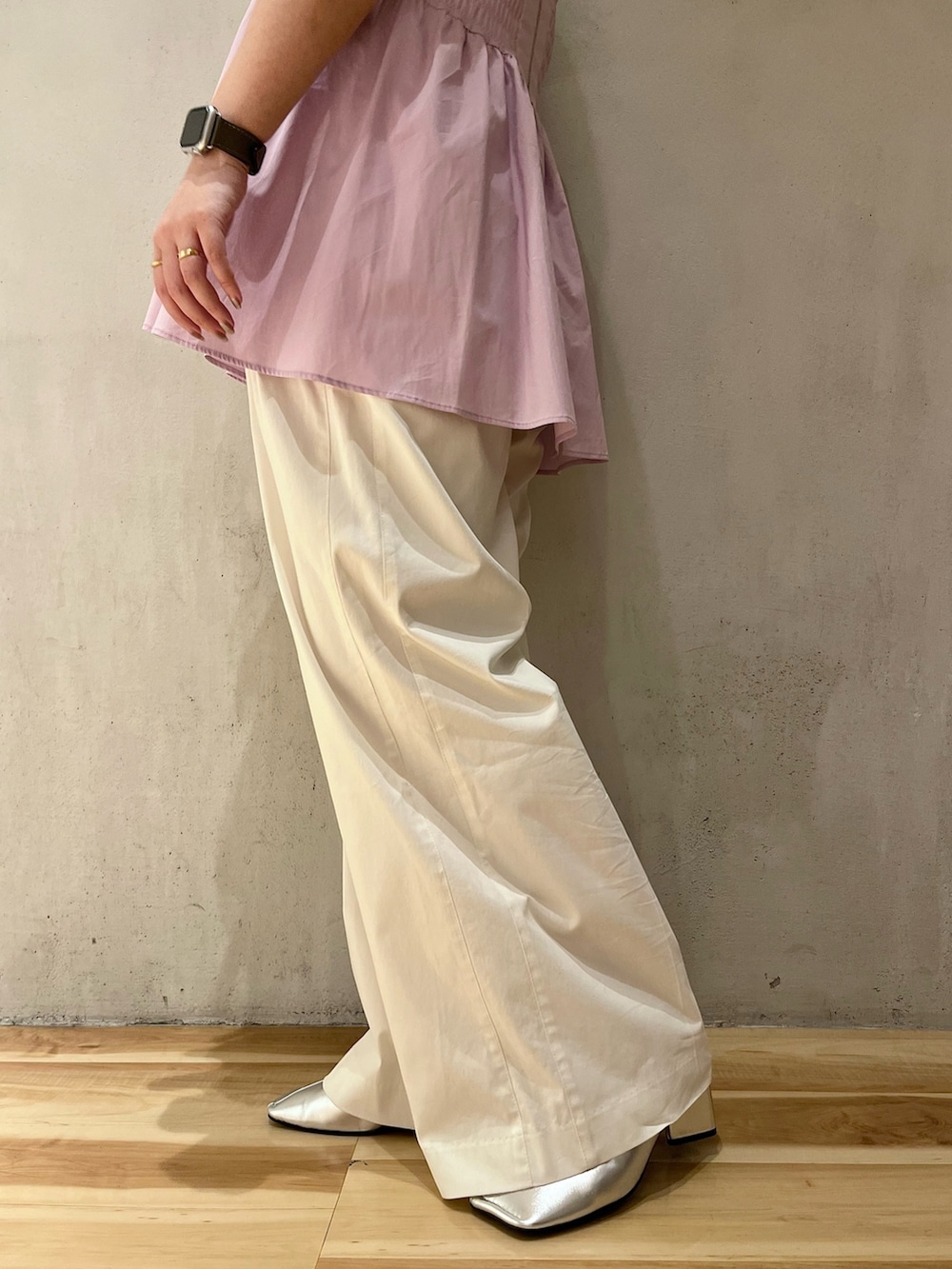 パープル系のタンクトップ、シルバー系のパンプス、ホワイト系のその他パンツを着用したレディースの冬コーディネートの8枚目の写真