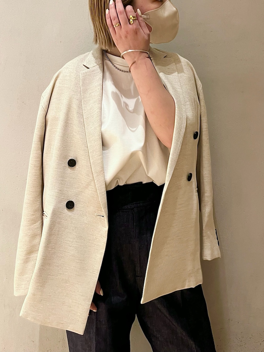 ホワイト系のサンダル、ホワイト系のTシャツ/カットソー、ブルー系のその他パンツを着用したレディースの春コーディネートの4枚目の写真