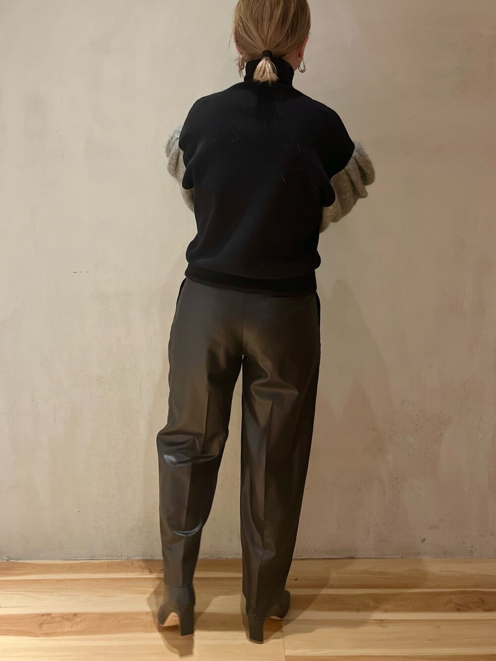 その他のニット/セーター、ブラック系のブーツ、ブラック系のその他パンツを着用したレディースの秋コーディネートの3枚目の写真