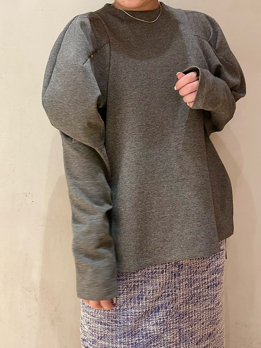 グレー系のTシャツ/カットソー、ブルー系のスカートを着用したレディースの春コーディネートの5枚目の写真