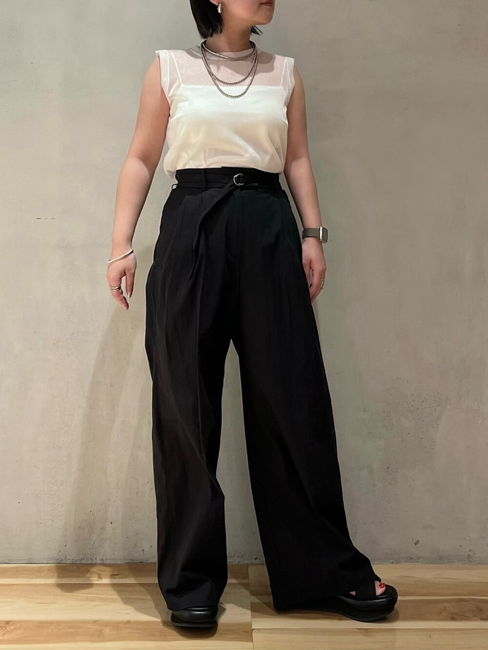 ホワイト系のタンクトップ、ブラック系のその他パンツ、ブラック系のサンダルを着用したレディースの春コーディネートの2枚目の写真