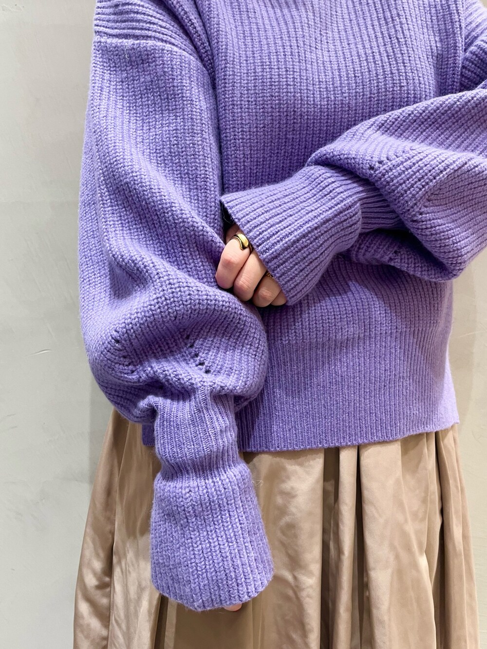 パープル系のニット/セーター、ベージュ系のスカート、パープル系のストール/ショールを着用したレディースの冬コーディネートの8枚目の写真