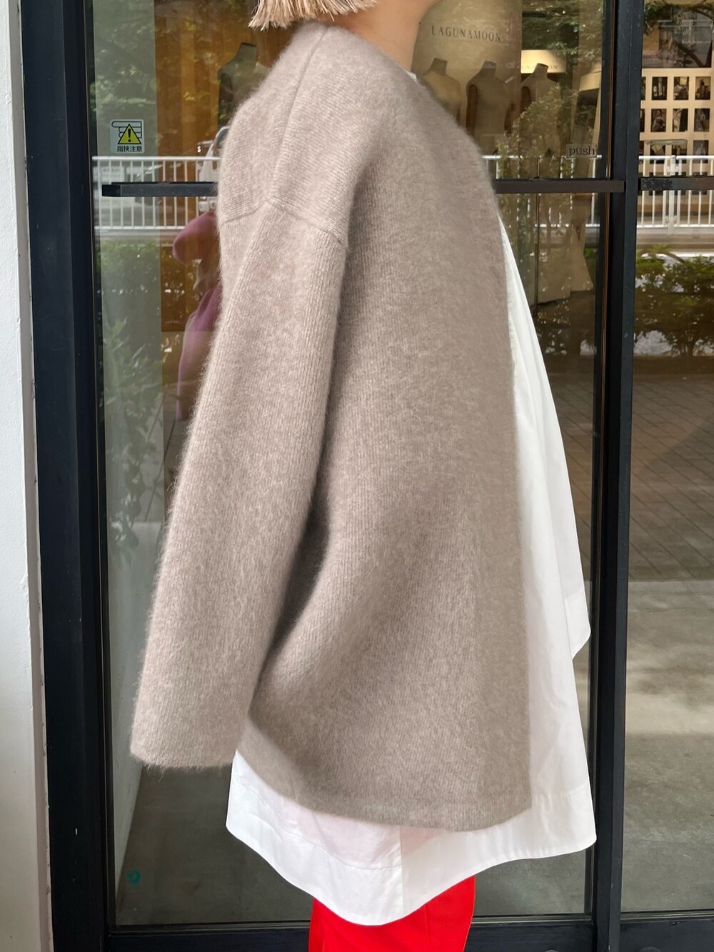 ベージュ系のノーカラージャケット、ホワイト系のシャツ/ブラウス、レッド系のその他パンツを着用したレディースの夏コーディネートの7枚目の写真