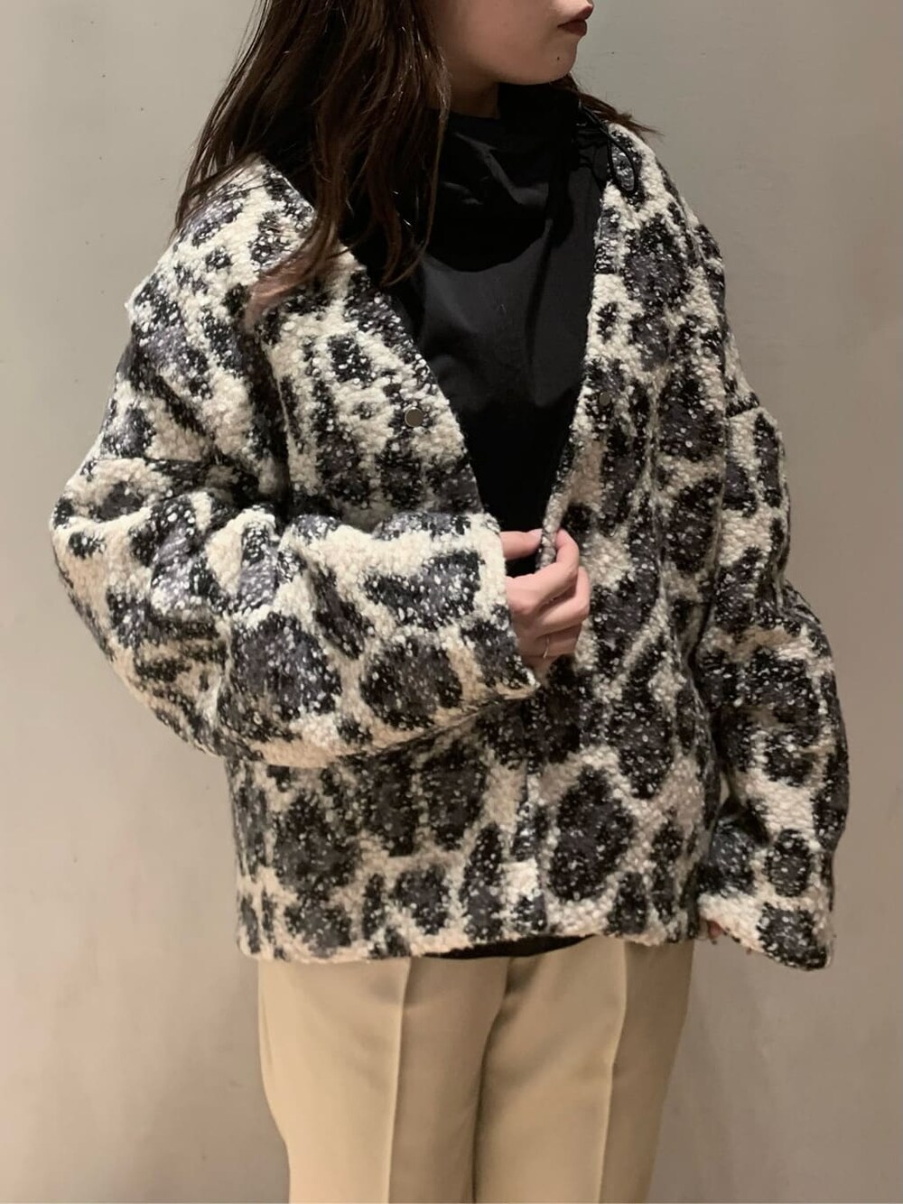 その他のノーカラーコート、ブラック系のシャツ/ブラウス、ブラウン系のその他パンツを着用したレディースの秋コーディネートの4枚目の写真