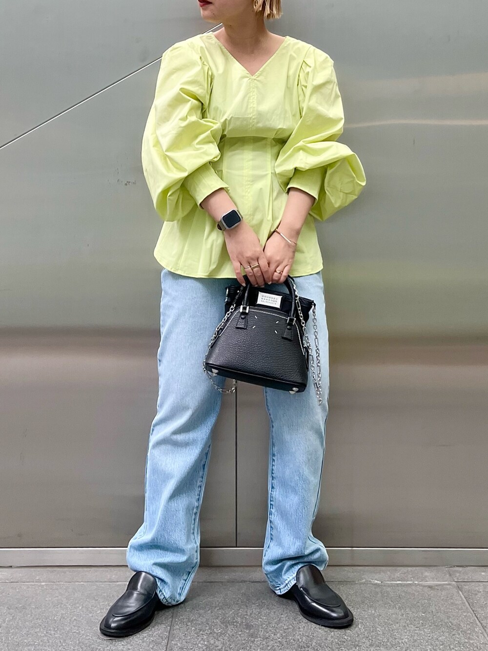 イエロー系のシャツ/ブラウスを着用したレディースの春コーディネートの2枚目の写真
