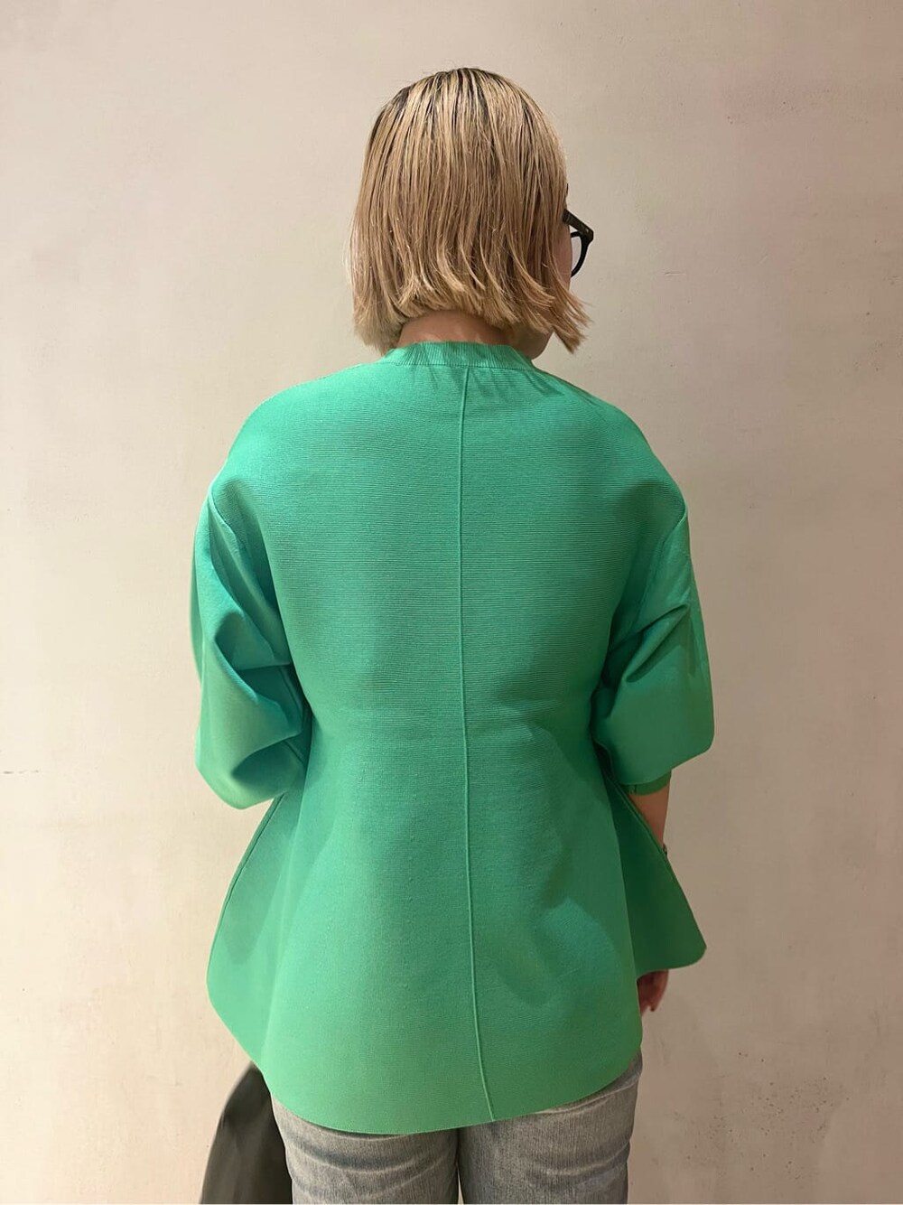 ブルー系のデニムパンツ、ブルー系のデニムパンツ、グリーン系のニット/セーターを着用したレディースの秋コーディネートの7枚目の写真