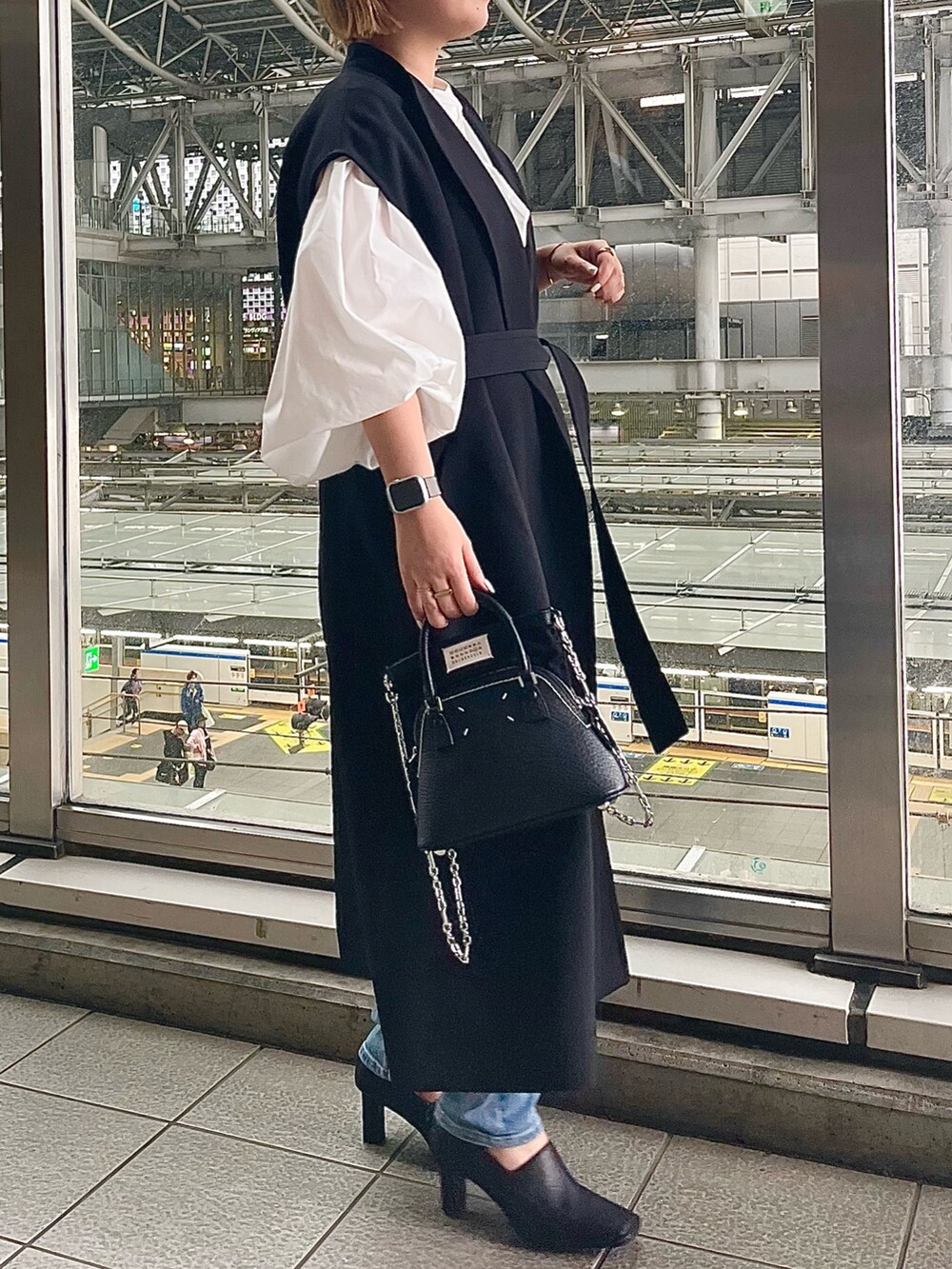 ホワイト系のシャツ/ブラウス、ブラック系のノーカラーコート、ブラック系のパンプスを着用したレディースの春コーディネートの3枚目の写真