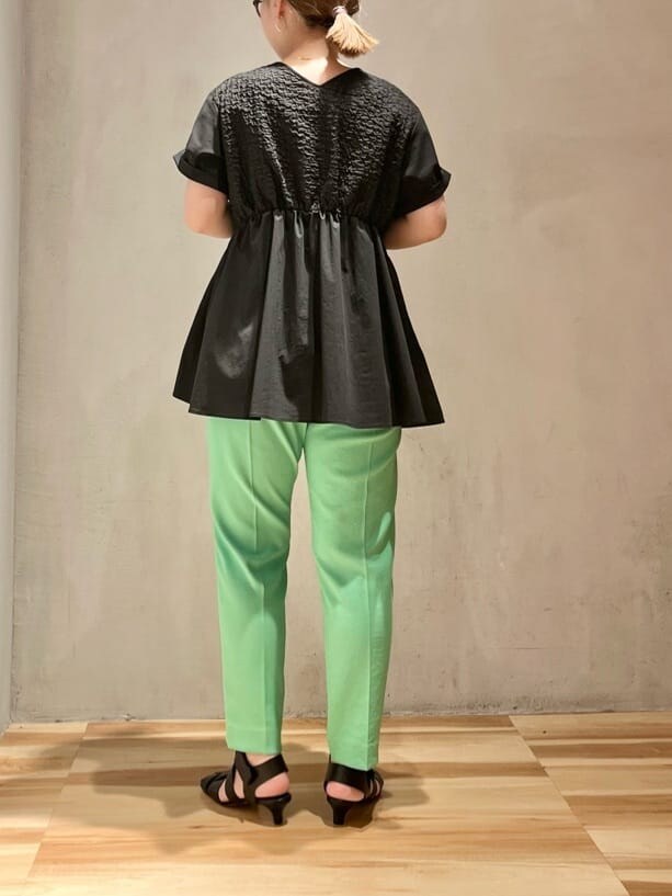 ブラック系のシャツ/ブラウス、グリーン系のその他パンツを着用したレディースの春コーディネートの3枚目の写真