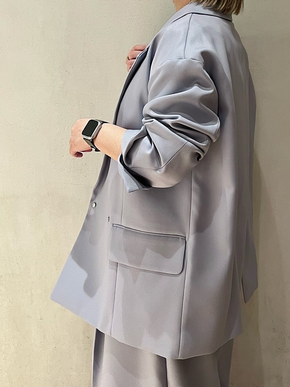 ブルー系のテーラードジャケット、ブルー系のつなぎ/オールインワン、シルバー系のパンプスを着用したレディースの冬コーディネートの5枚目の写真