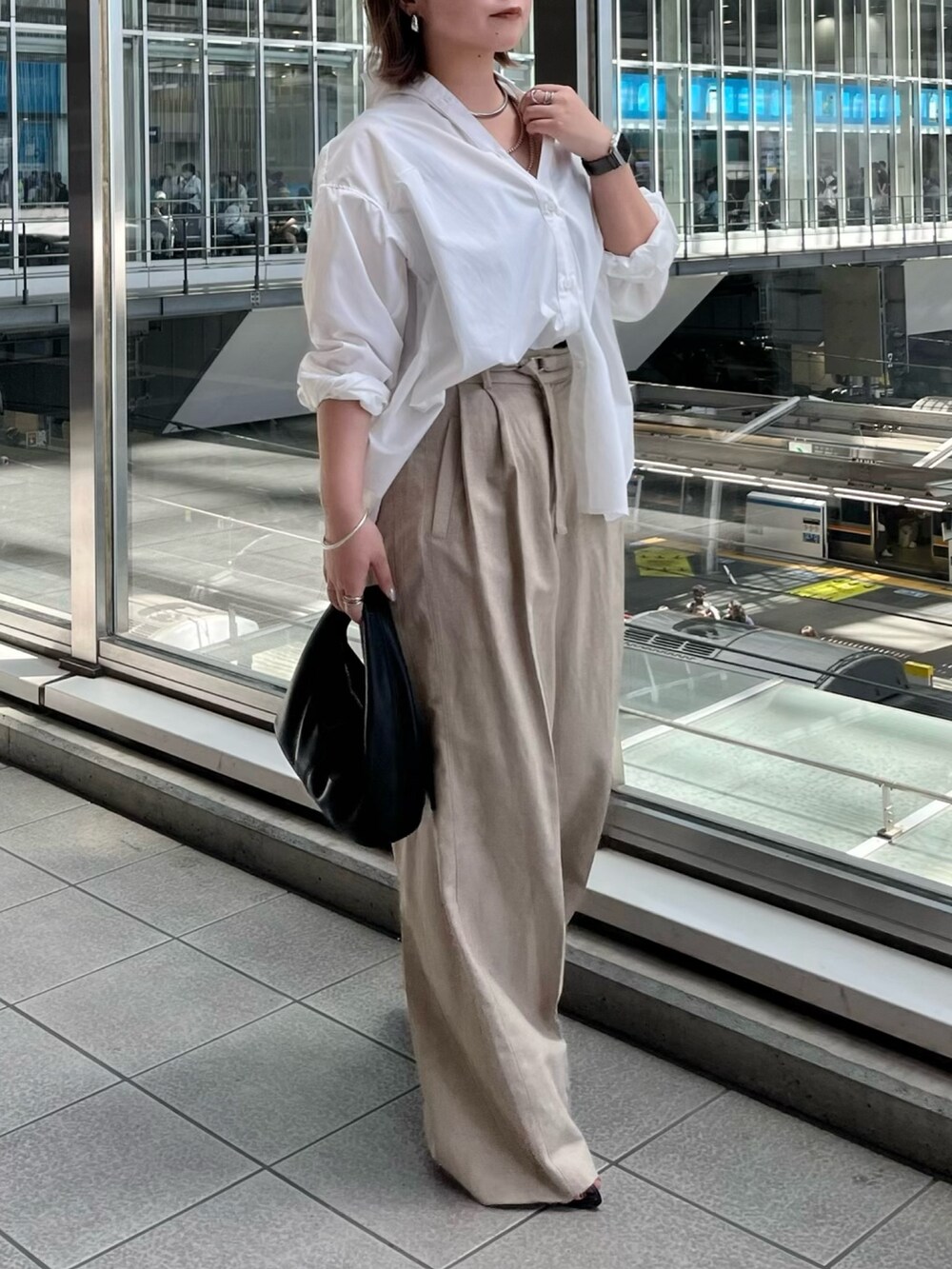 ホワイト系のシャツ/ブラウス、ベージュ系のその他パンツを着用したレディースの春コーディネートの2枚目の写真