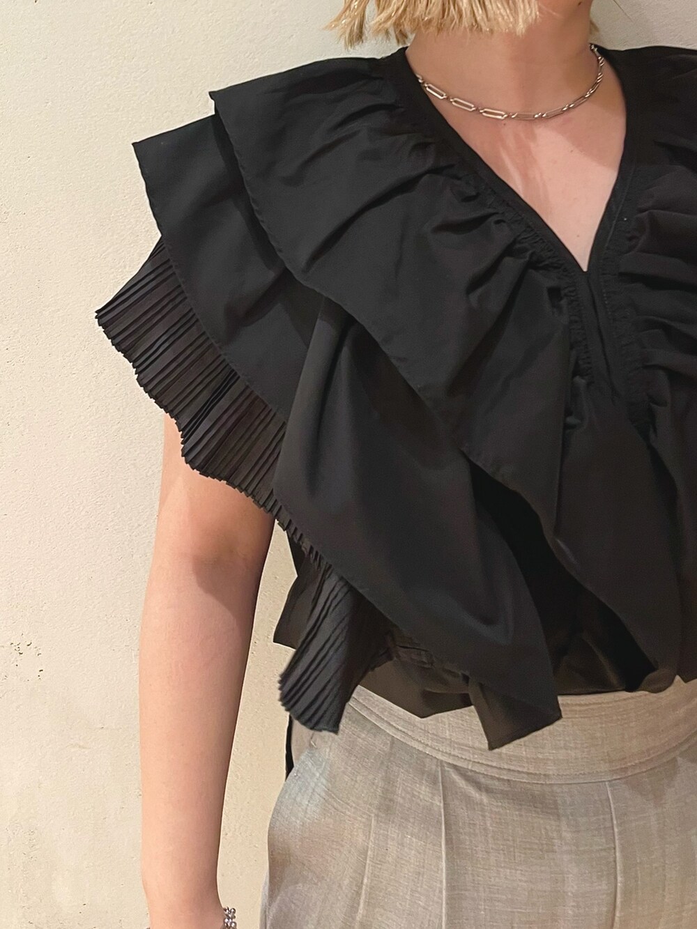 ブラック系のシャツ/ブラウス、グレー系のスラックス、ブラック系のショルダーバッグを着用したレディースの夏コーディネートの4枚目の写真