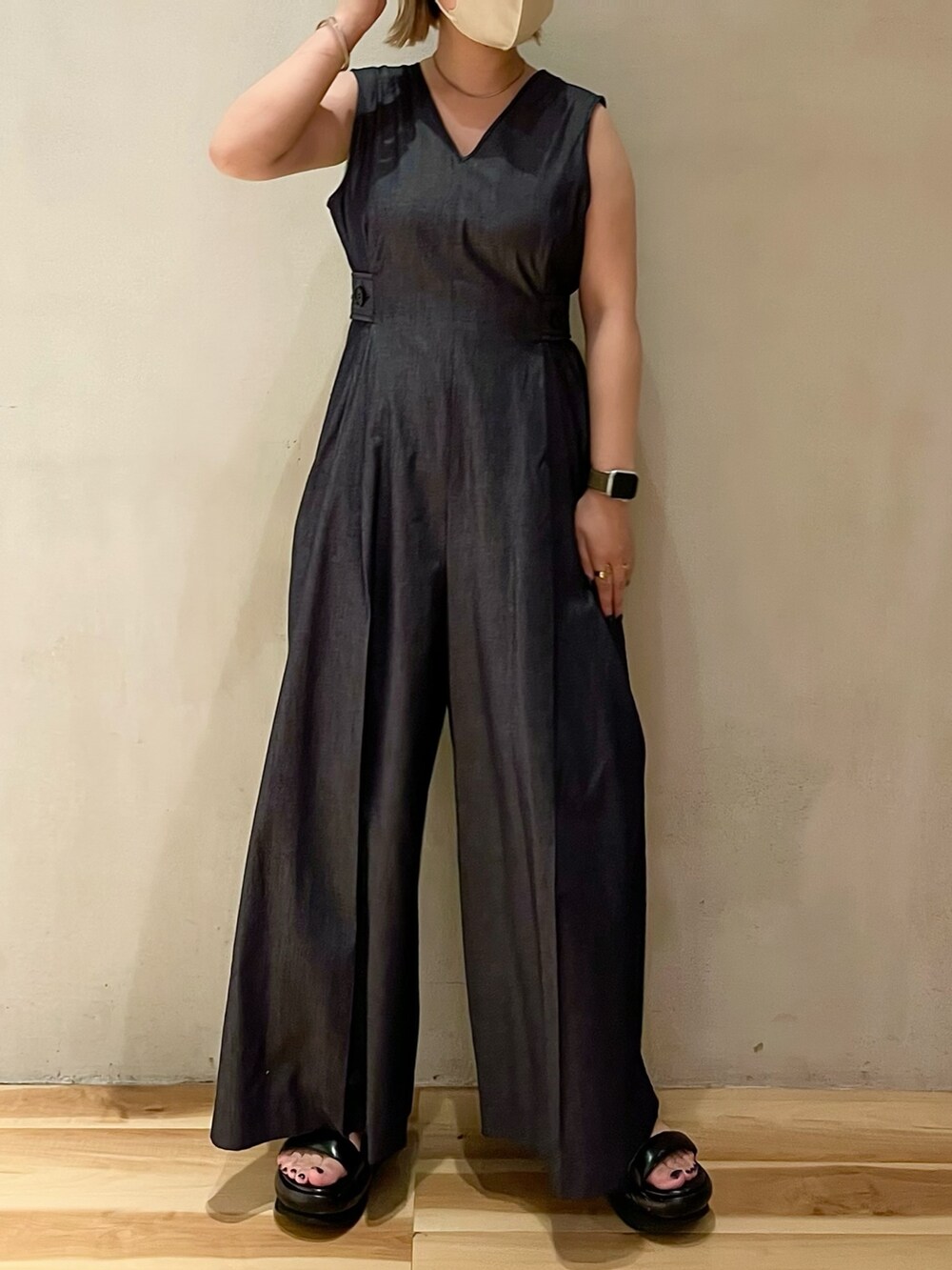 グリーン系のタンクトップ、ブルー系のつなぎ/オールインワン、ブラック系のサンダルを着用したレディースの夏コーディネートの2枚目の写真