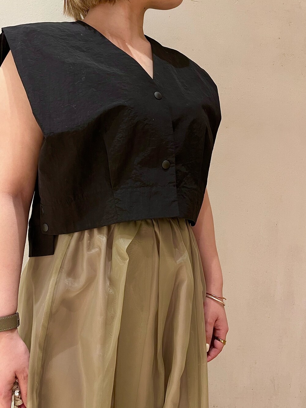 ブラック系のシャツ/ブラウス、ブラウン系のスカート、その他のサンダルを着用したレディースの冬コーディネートの5枚目の写真