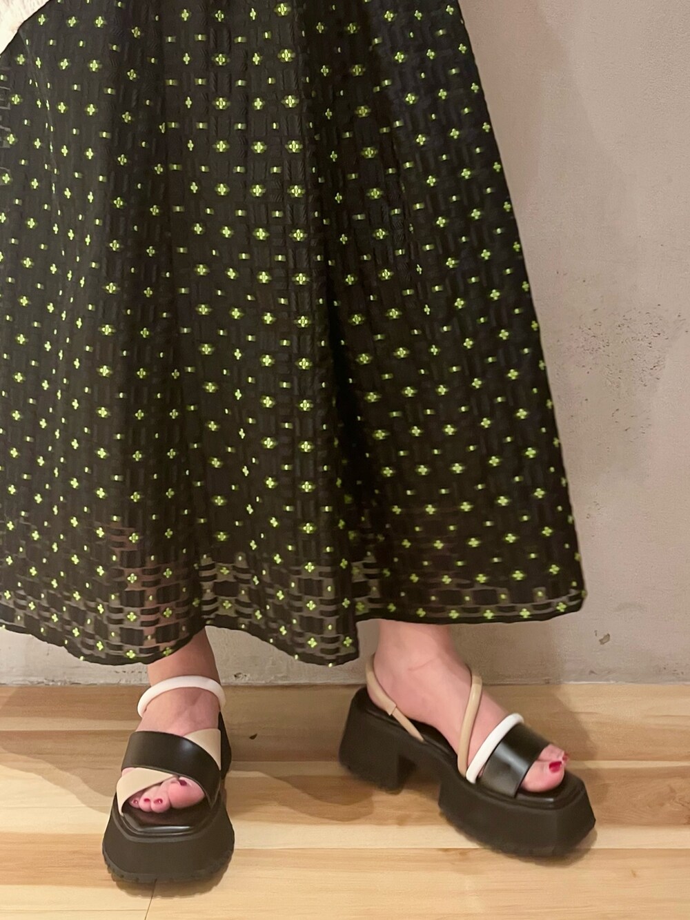 ホワイト系のシャツ/ブラウス、グリーン系のタンクトップ、その他のスカートを着用したレディースの春コーディネートの8枚目の写真