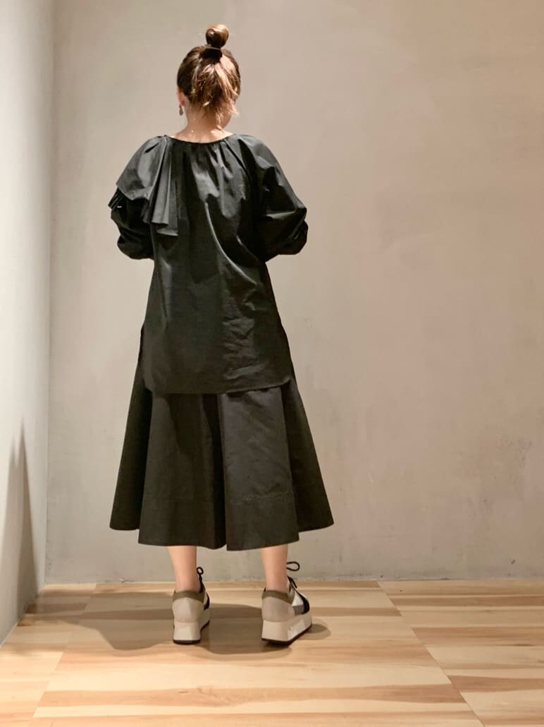 ブルー系のスニーカー、ブラック系のシャツ/ブラウス、ブラック系のスカートを着用したレディースの冬コーディネートの4枚目の写真