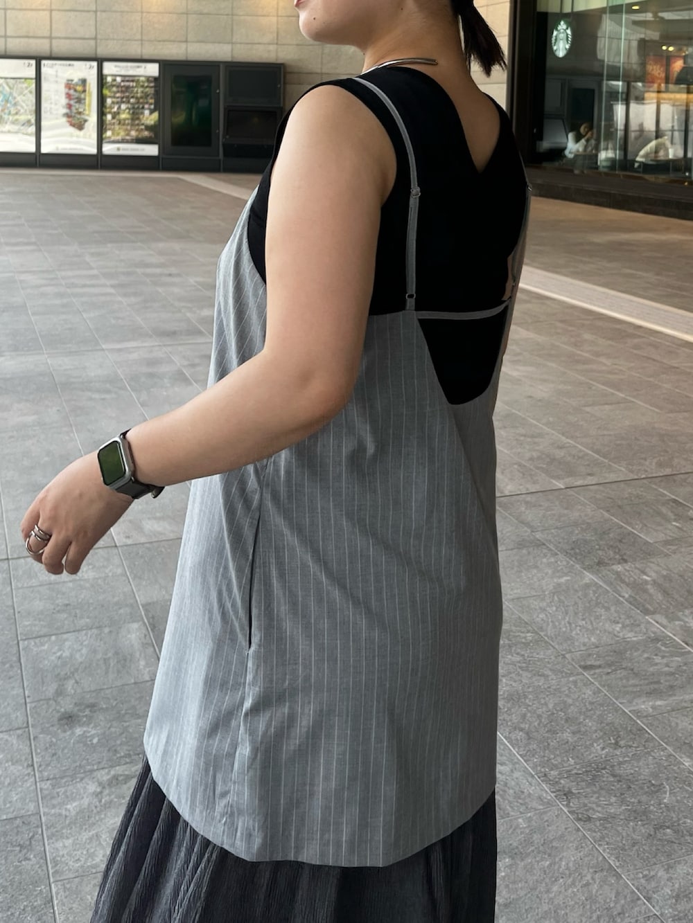 ブラック系のニット/セーター、グレー系のワンピース、シルバー系のハンドバッグを着用したレディースの夏コーディネートの6枚目の写真