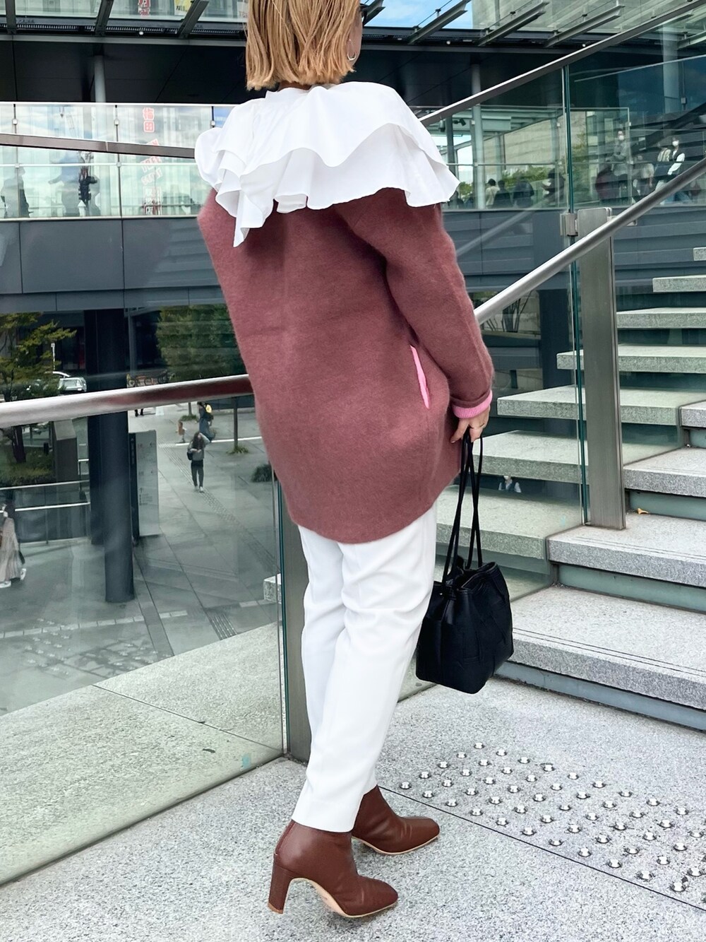 ホワイト系のシャツ/ブラウス、レッド系のその他アウター、グレー系のその他パンツを着用したレディースの秋コーディネートの2枚目の写真