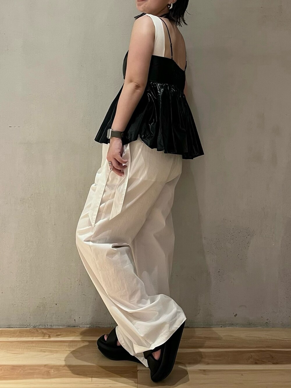 ホワイト系のタンクトップ、ブラック系のキャミソール、ホワイト系のその他パンツを着用したレディースの夏コーディネートの2枚目の写真