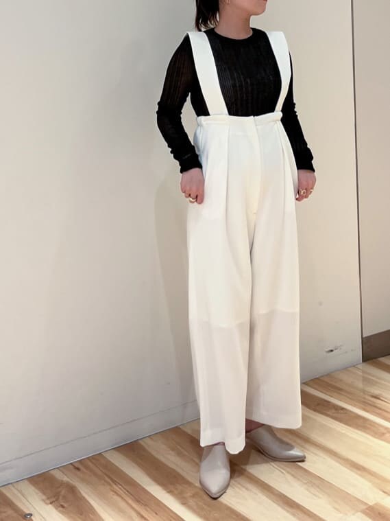 ホワイト系のスラックス、ブラック系のニット/セーターを着用したレディースの冬コーディネートの2枚目の写真