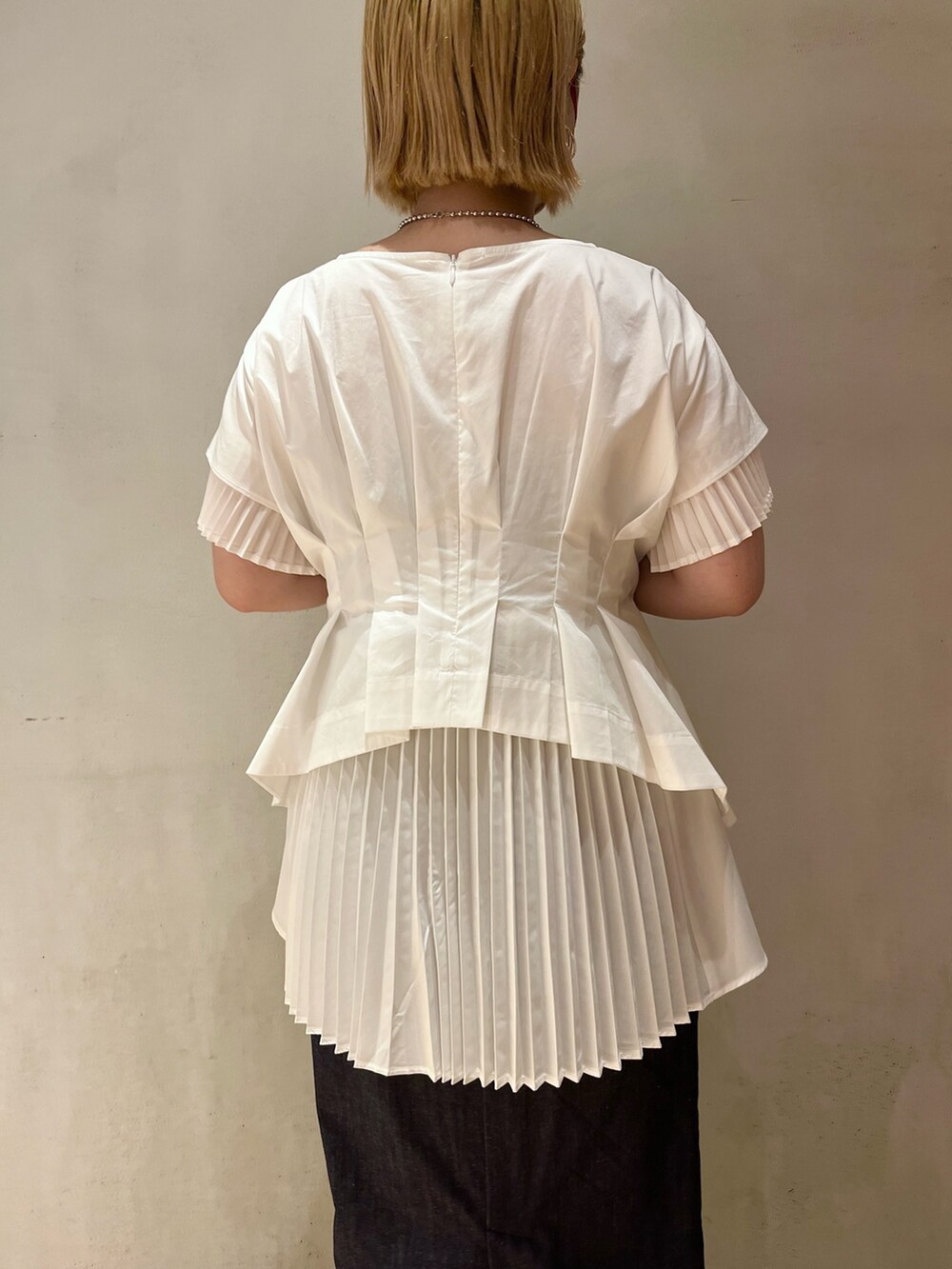 ホワイト系のシャツ/ブラウス、ブルー系のスカート、グレー系のスニーカーを着用したレディースの春コーディネートの6枚目の写真