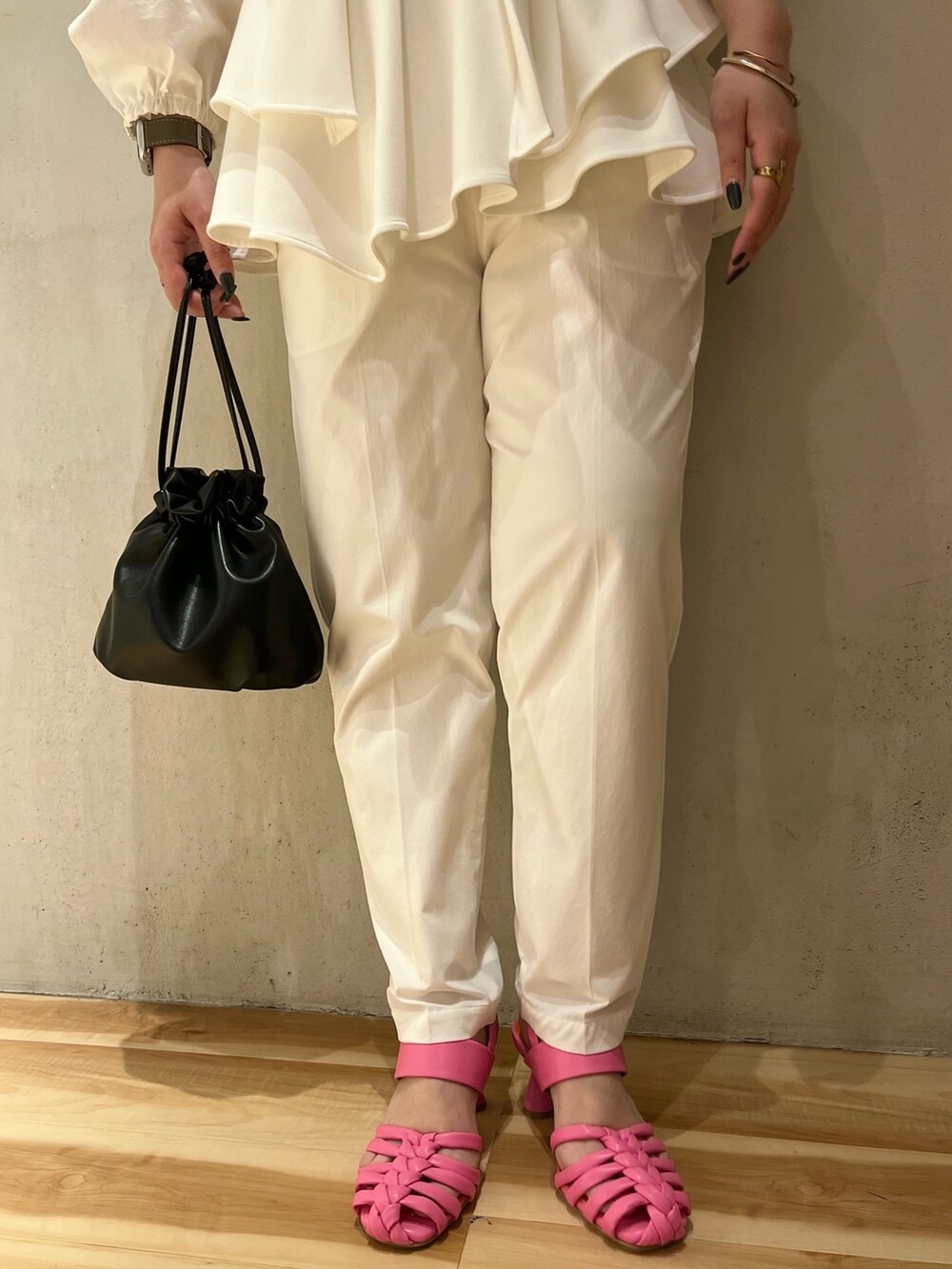 ホワイト系のシャツ/ブラウス、ホワイト系のその他パンツ、ピンク系のサンダルを着用したレディースの春コーディネートの6枚目の写真