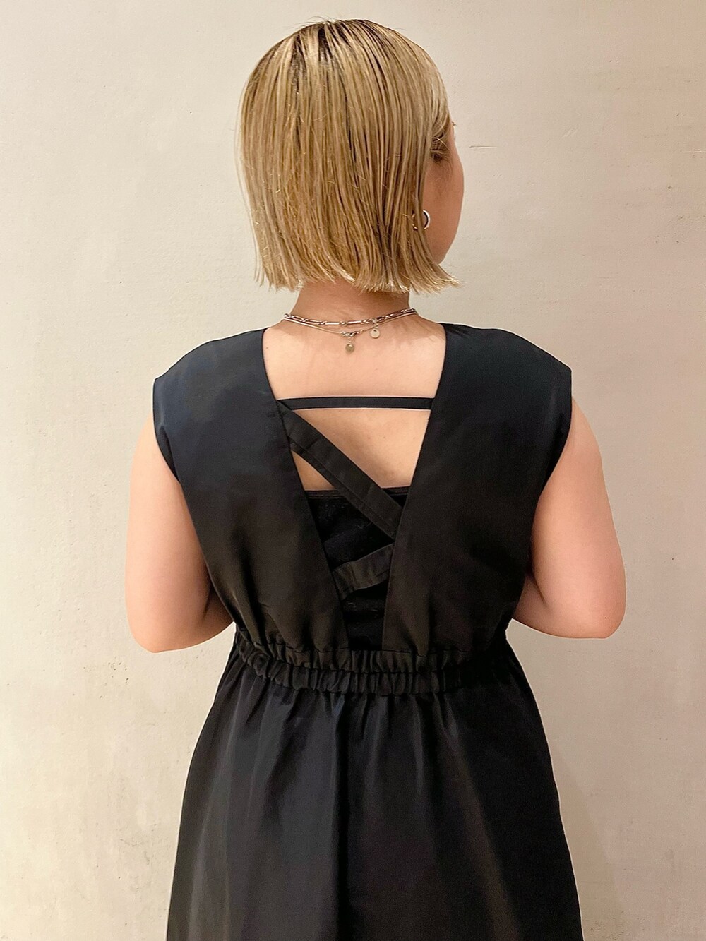 ブラック系のジャンパースカートを着用したレディースの夏コーディネートの5枚目の写真