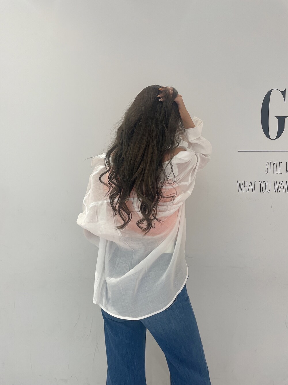 ブルー系のデニムパンツ、ホワイト系のシャツ/ブラウス、ベージュ系のサンダルを着用したレディースの春コーディネートの7枚目の写真