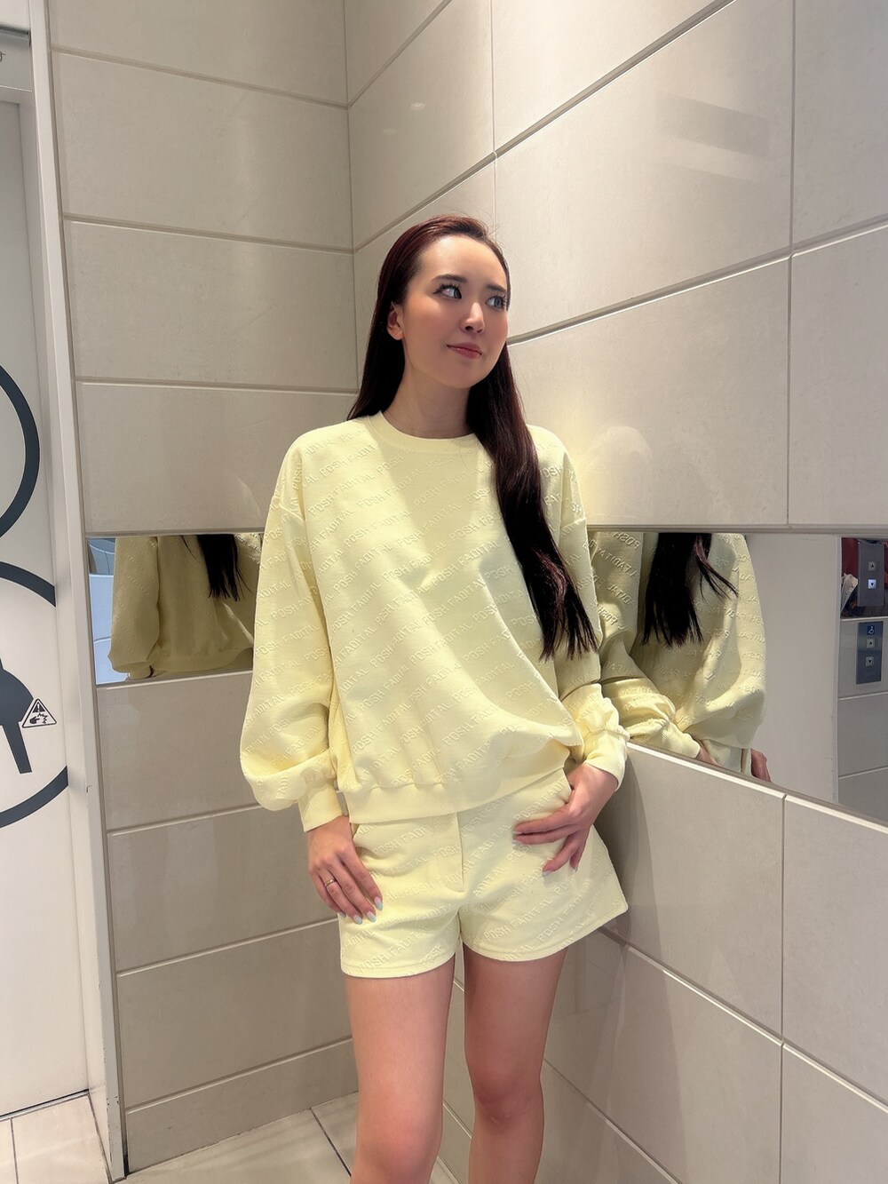イエロー系のスウェット、イエロー系のその他パンツ、ブラック系のブーツを着用したレディースの冬コーディネートの4枚目の写真