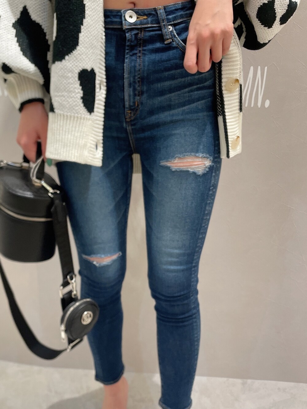 グリーン系のTシャツ/カットソー、ブルー系のデニムパンツ、ブラック系のパンプスを着用したレディースの春コーディネートの6枚目の写真