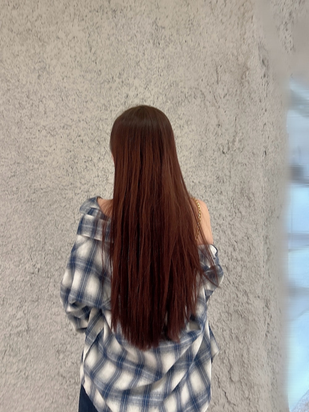 ブルー系のシャツ/ブラウス、ホワイト系のキャミソール、ブルー系のデニムパンツを着用したレディースの春コーディネートの6枚目の写真