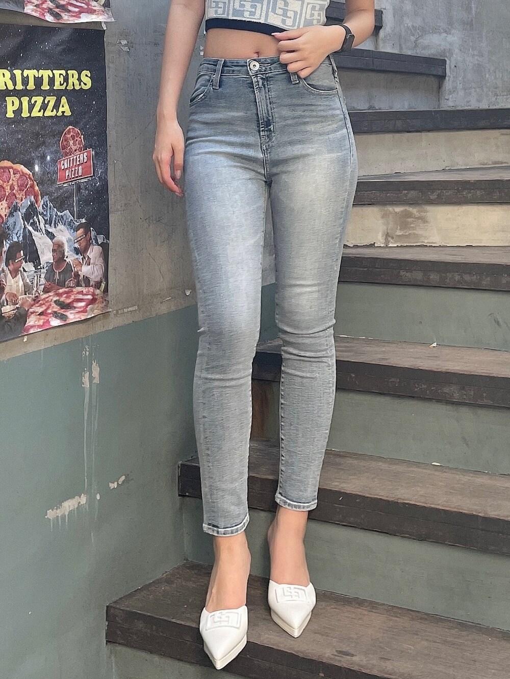 ホワイト系のパンプス、ブルー系のデニムパンツ、ブルー系のニット/セーターを着用したレディースの春コーディネートの6枚目の写真