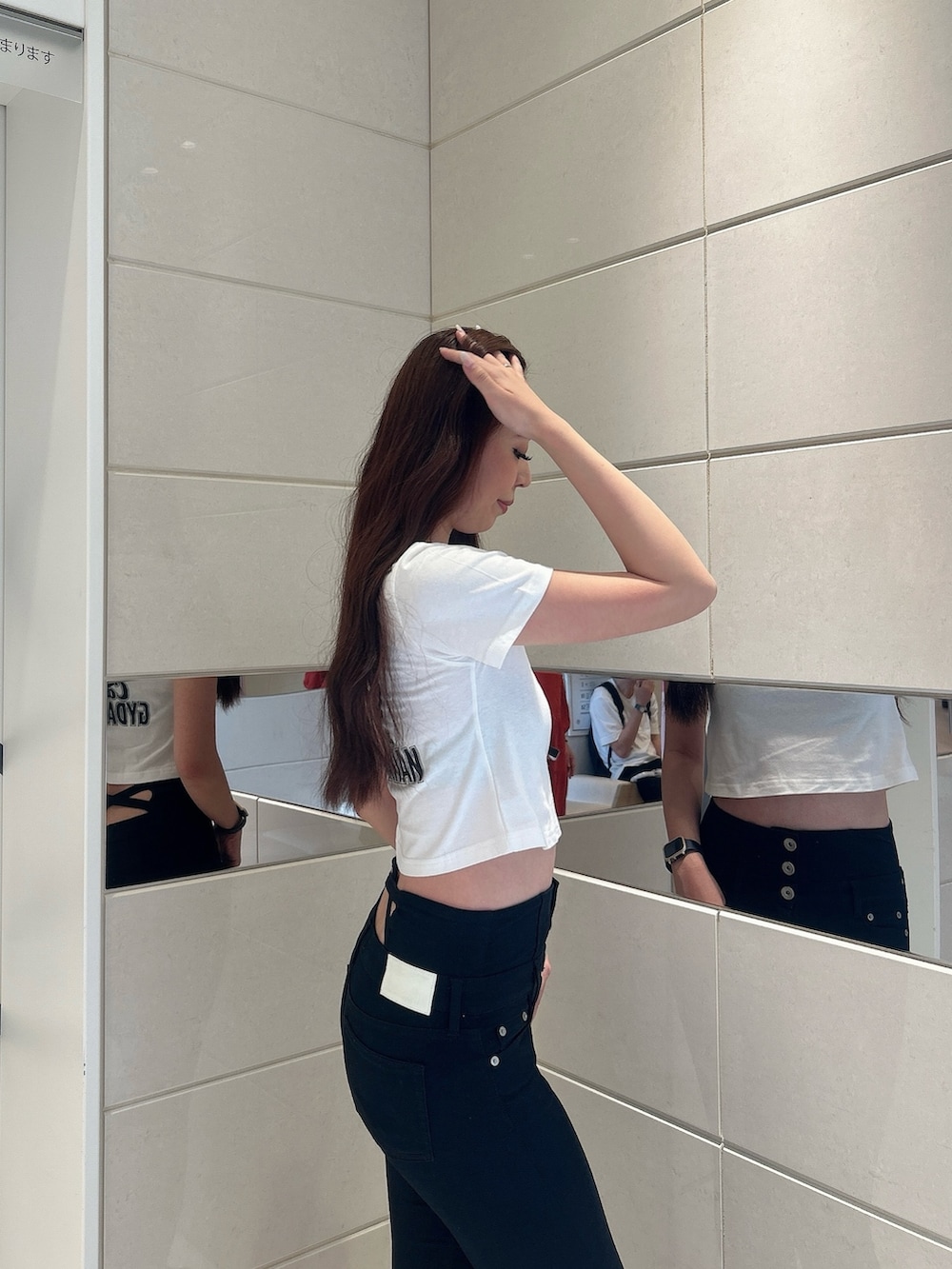 ホワイト系のTシャツ/カットソー、ブラック系のデニムパンツ、ブラック系のサンダルを着用したレディースの夏コーディネートの5枚目の写真