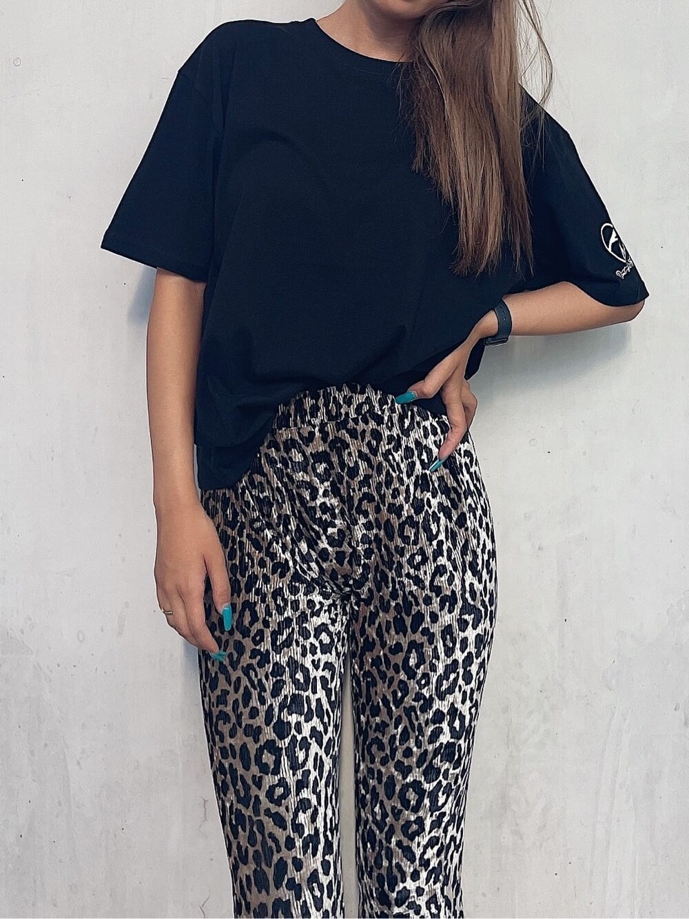 ブラック系のパンプス、その他のその他パンツ、ブラック系のTシャツ/カットソーを着用したレディースの夏コーディネートの4枚目の写真