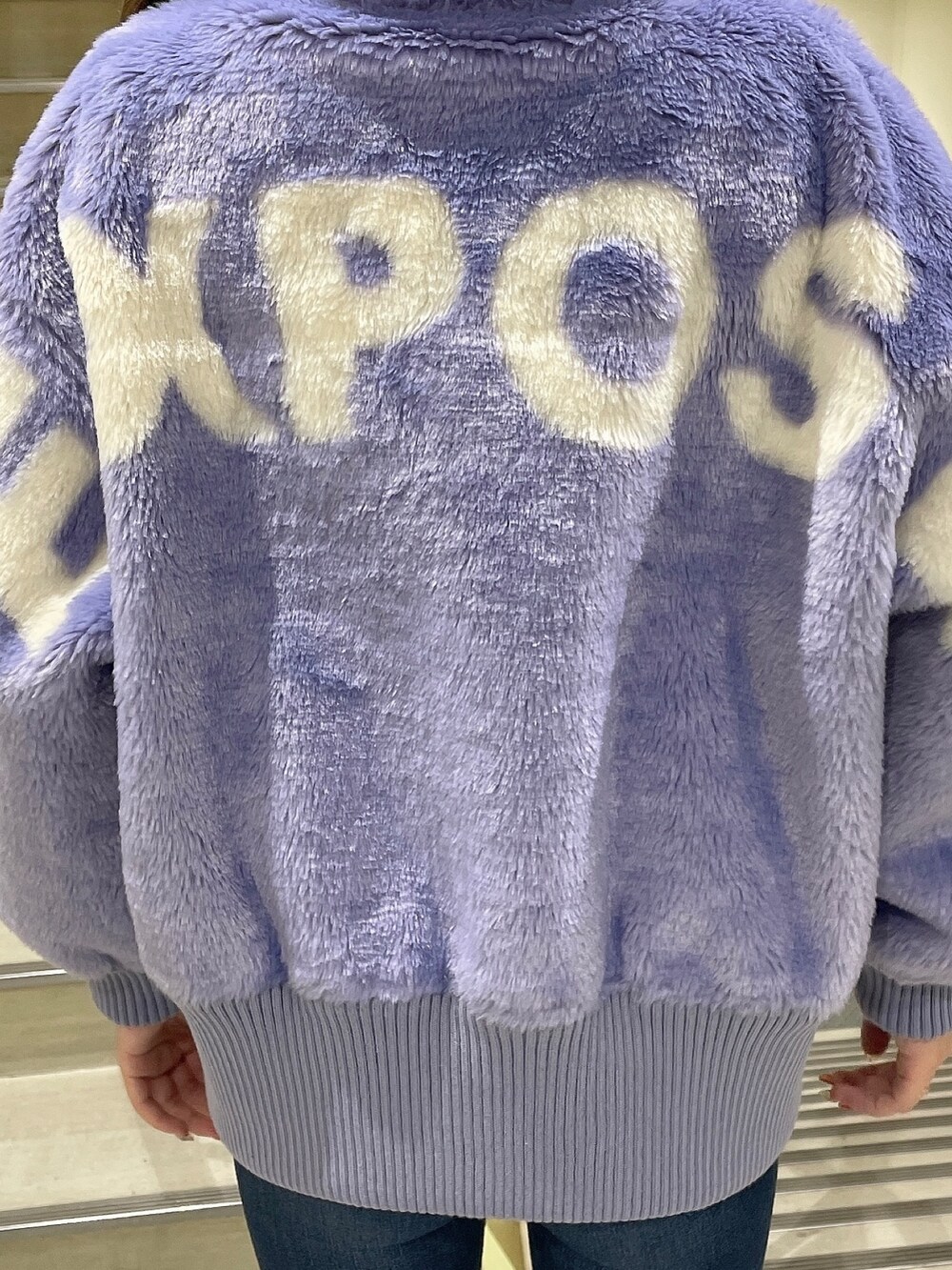 ブラック系のブーツ、ブルー系のデニムパンツ、ホワイト系のTシャツ/カットソーを着用したレディースの秋コーディネートの7枚目の写真