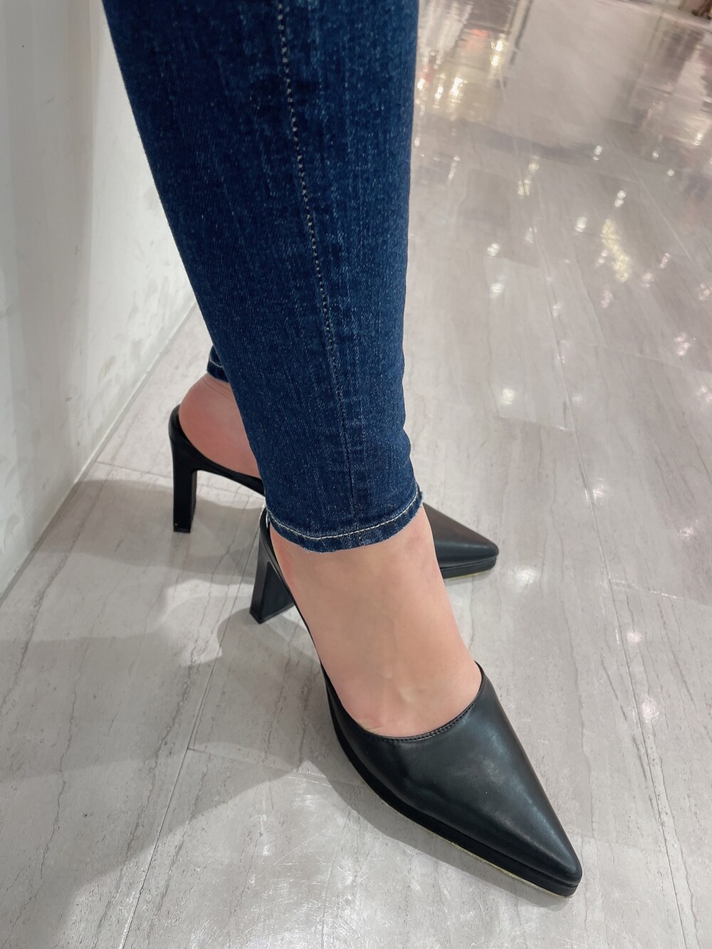 ブラック系のパーカー、ホワイト系のキャミソール、ブルー系のデニムパンツを着用したレディースの冬コーディネートの7枚目の写真