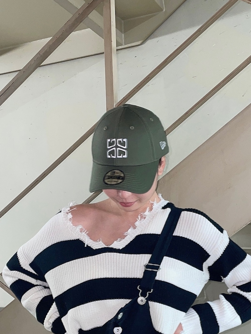 ブラック系のニット/セーター、ブラック系のサロペット/オーバーオール、ブラック系のパンプスを着用したレディースの冬コーディネートの6枚目の写真