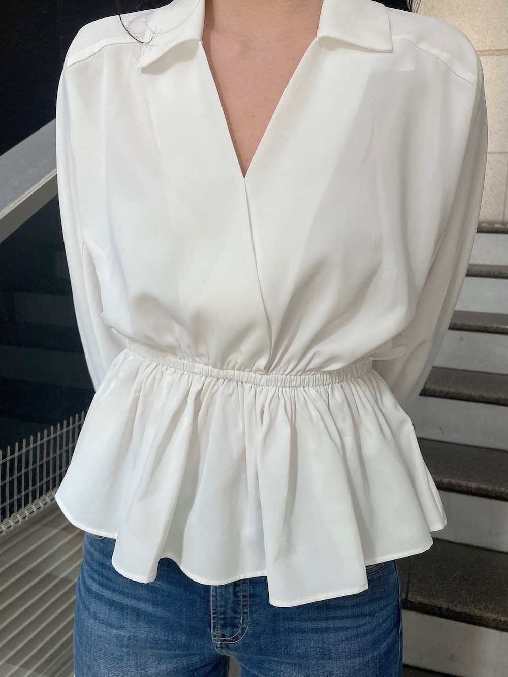 ホワイト系のシャツ/ブラウス、ブルー系のデニムパンツ、ブラック系のパンプスを着用したレディースの春コーディネートの6枚目の写真