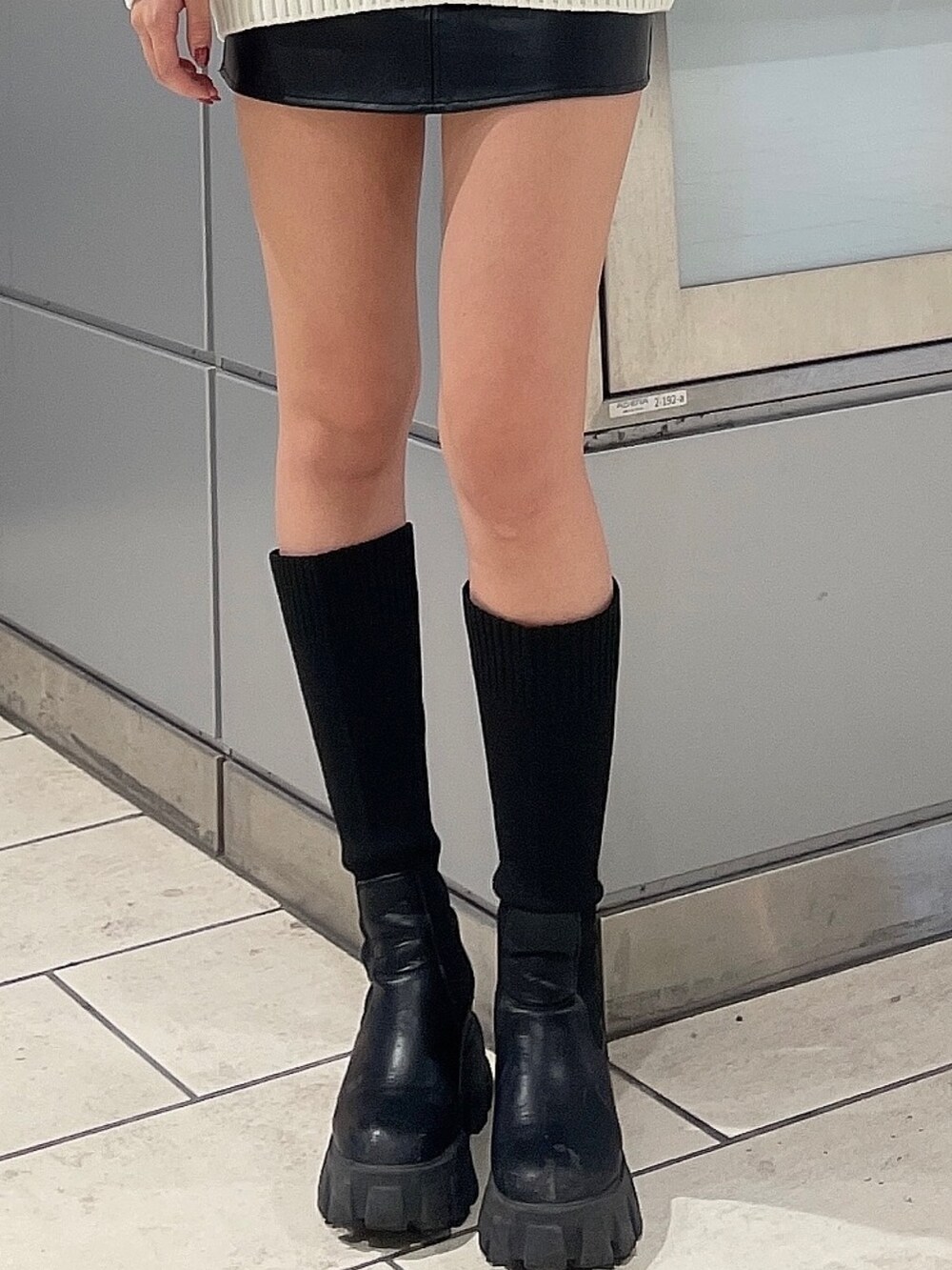 その他のニット/セーター、ブラック系のスカート、ブラック系のブーツを着用したレディースの冬コーディネートの7枚目の写真