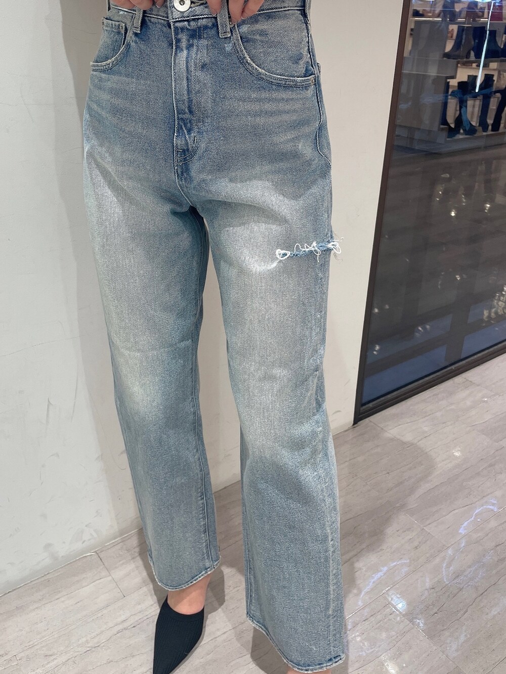 ブラック系のパンプス、その他のニット/セーター、ブルー系のデニムパンツを着用したレディースの冬コーディネートの6枚目の写真