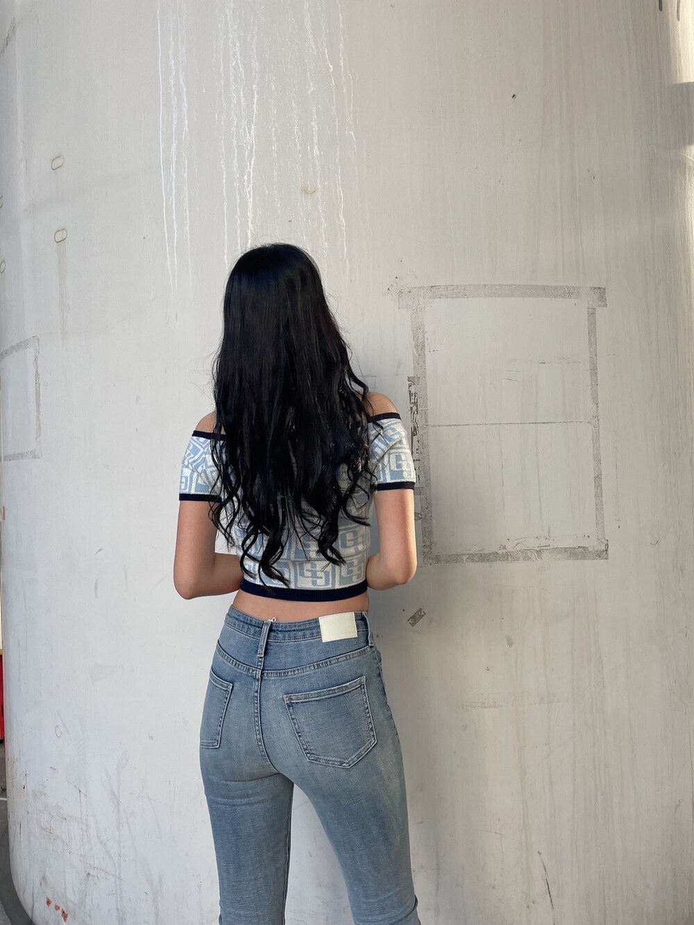 ホワイト系のパンプス、ブルー系のデニムパンツ、ブルー系のニット/セーターを着用したレディースの春コーディネートの4枚目の写真