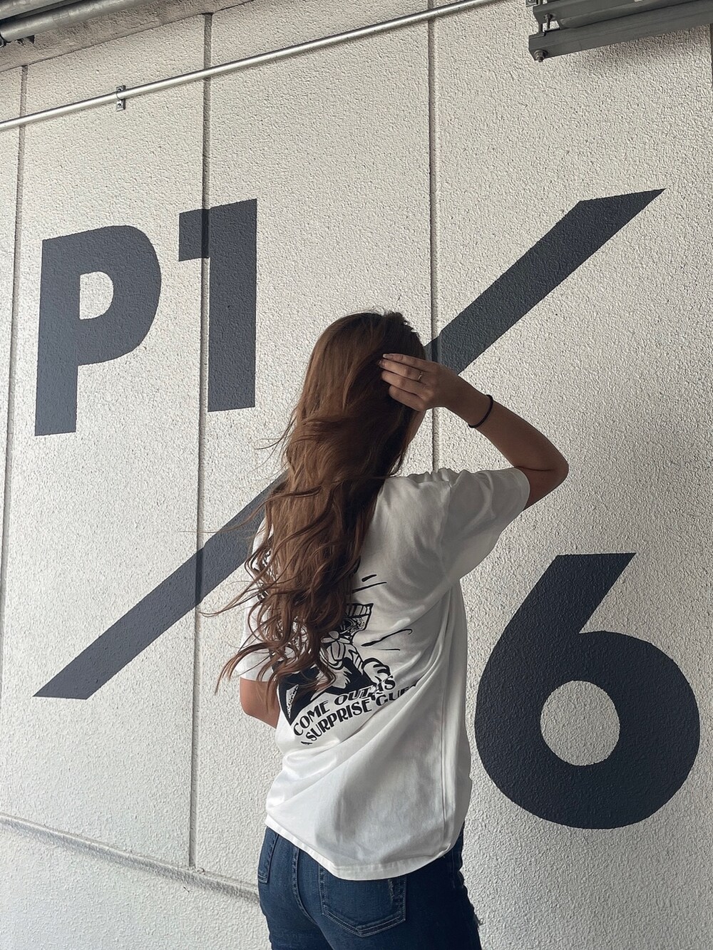 ブラック系のパンプス、ブルー系のデニムパンツ、ホワイト系のTシャツ/カットソーを着用したレディースの夏コーディネートの3枚目の写真