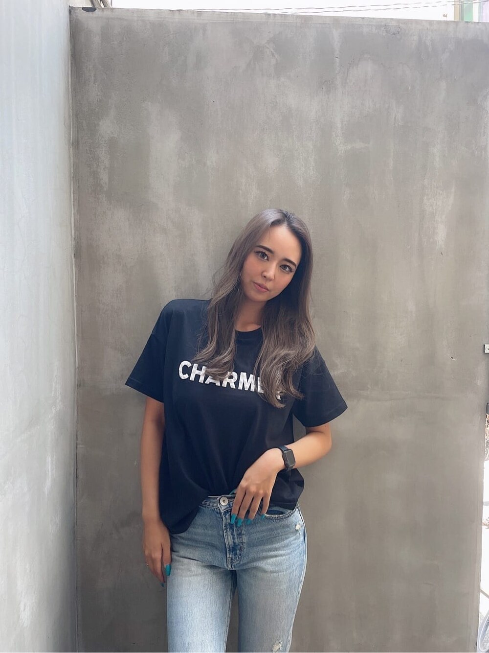 ブラック系のサンダル、ブルー系のデニムパンツ、ブラック系のTシャツ/カットソーを着用したレディースの夏コーディネートの4枚目の写真