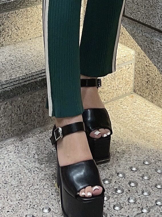 グリーン系のその他パンツ、グリーン系のニット/セーター、ブラック系のバックパック/リュックを着用したレディースの夏コーディネートの7枚目の写真