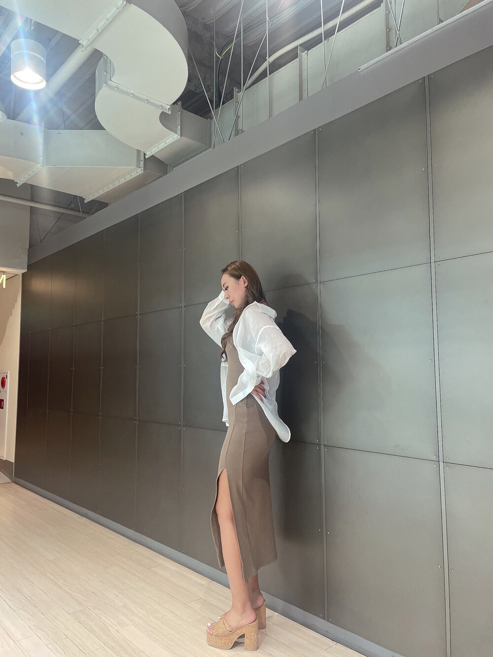 ホワイト系のシャツ/ブラウス、ベージュ系のワンピース、ベージュ系のサンダルを着用したレディースの夏コーディネートの2枚目の写真