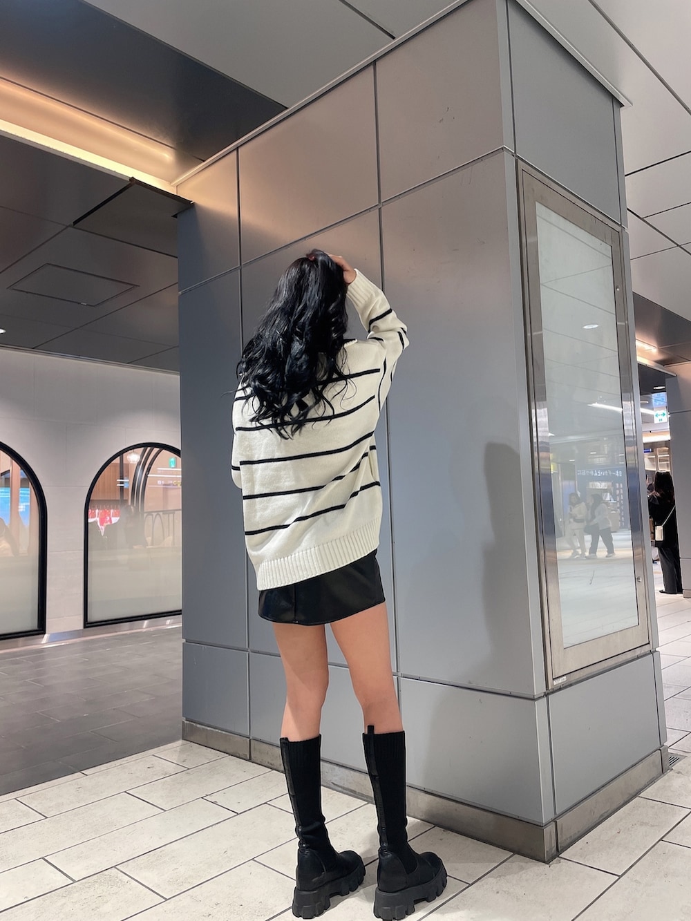 その他のニット/セーター、ブラック系のスカート、ブラック系のブーツを着用したレディースの冬コーディネートの3枚目の写真