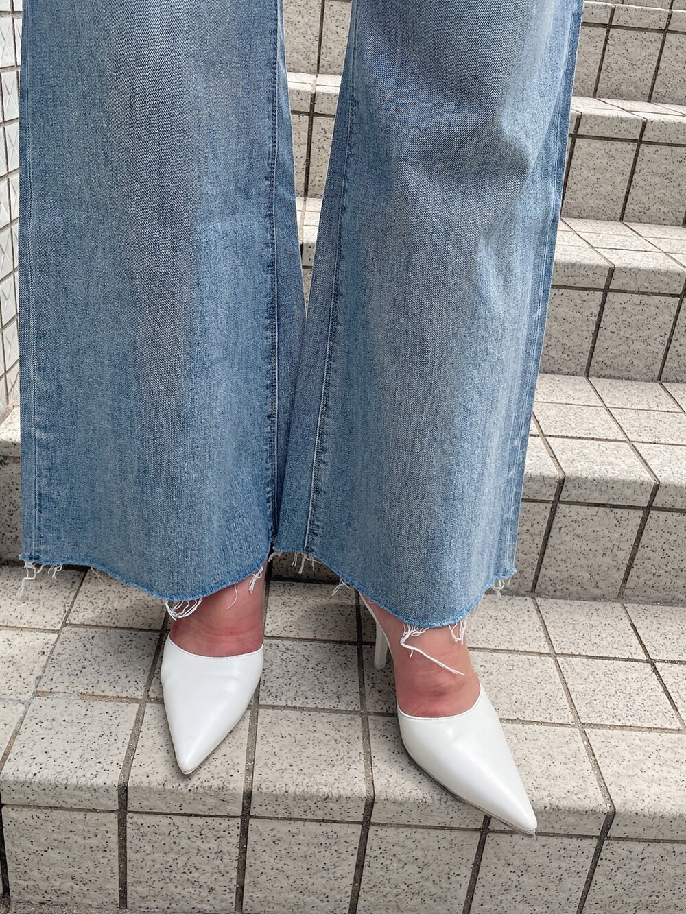 ベージュ系のシャツ/ブラウス、ホワイト系のタンクトップ、ブルー系のデニムパンツを着用したレディースの春コーディネートの8枚目の写真