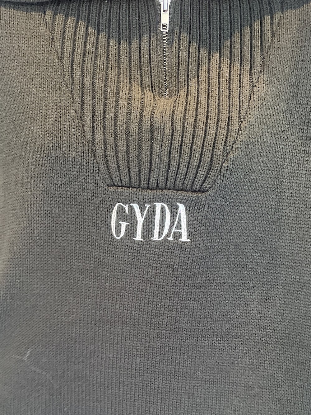 グレー系のニット/セーター、ブラック系のスカート、ブラック系のブーツを着用したレディースの冬コーディネートの5枚目の写真