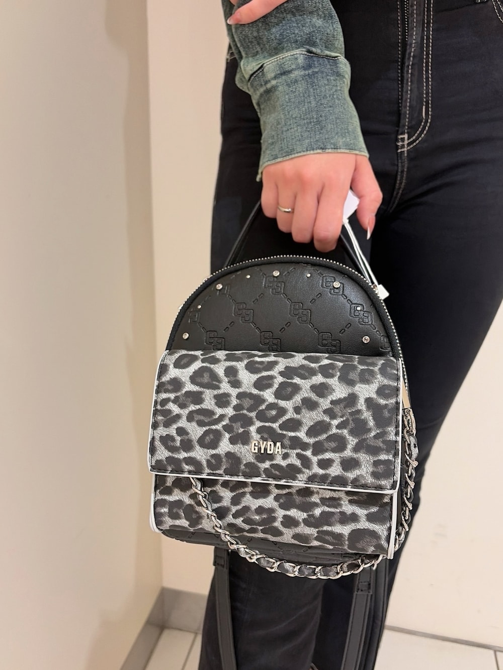 ブルー系のシャツ/ブラウス、ブラック系のデニムパンツ、ブラック系のバックパック/リュックを着用したレディースの秋コーディネートの7枚目の写真