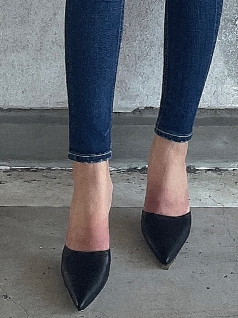 ブラック系のパンプス、ブルー系のデニムパンツ、ホワイト系のTシャツ/カットソーを着用したレディースの夏コーディネートの7枚目の写真